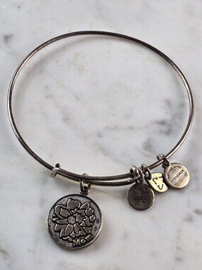 Womens Vintage Estate Alex & Ani "Mom" Charm Bracelet E4095